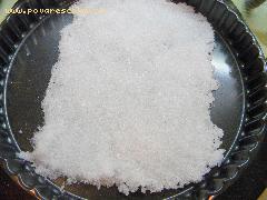 2) Морскую соль высыпать в мисочку, добавить немного воды (соль должна быть похожа на мокрый снег)