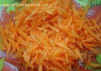 2) Морковь натереть на крупной тёрке, добавить к капусте