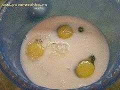 1) Смешать 3 яичных желтка с молоком (1/2 стакана), прибавить соль, сахар и, помешивая, всыпать муку