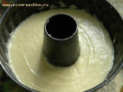 3) Вылить тесто в смазанную маслом форму, поставить в разогретую до 170-180 градусов духовку