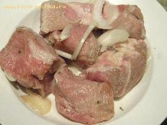 2) Мясо порезать на небольшие кусочки, посолить, поперчить, добавить лимонный сок и водку