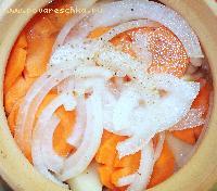5) Все продукты переложить слоями в горшочек: мясо, картофель, морковь, лук