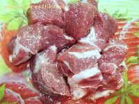 1) Порезать мясо крупными кусочками