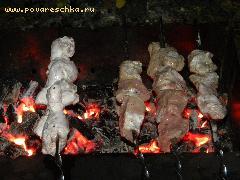 3) Замаринованное мясо нанизать на шампур, готовить на углях до золотистой корочки, постоянно переворачивая