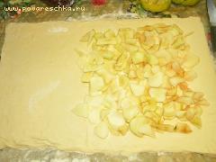 2) Тесто раскатать, яблоки порезать некрупно