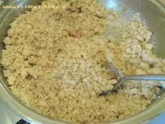 1) Масло сливочное растопить в сковороде, добавить панировочные сухари, сахар, обжарить все до золотистого цвета