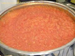 4) Через 5 минут к кабачкам и чесноку добавить маринад: растительное масло + сахар + соль + уксус + томатная паста