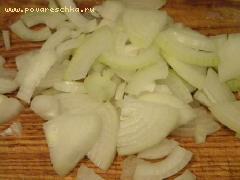 1) Свинину нарезать небольшими ломтиками, лук - полукольцами, картофель - соломкой