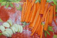 1) Чеснок нарезать на пластинки, морковь порезать на брусочки