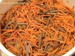 2) В салатницу выложить печень, лук, морковь, грибы