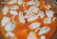 3) Добавить к курице кисло-сладкий соус с ананасами, мелко нарезанные помидоры и репчатый лук