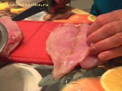 5) Сделать с помощью ножа небольшие кормашки в курином мясе
