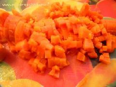 2) Морковь, картофель, соленые огурцы порезать на кубики