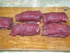 4) Свернуть мясо с беконом рулетиком так, чтобы бекон оказался внутри