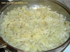4) В сковороду налить масло, слегка обжарить лучок, добавить капусту