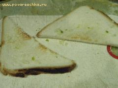 2) Хлеб натереть чесночком с одной стороны