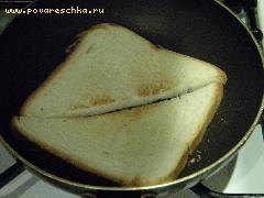 1) Ломтики хлеба обжарить на сковороде с двух сторон до золотистого цвета