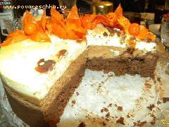 13) Выливаем глазурь из белого шоколада на торт, разровнять, поставить торт в холодильник