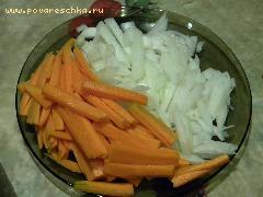 2) Нарезать морковь соломкой, репчатый лук, поджарить на масле, добавить дольки помидоров, влить немного воды и тушить 5 минут