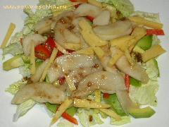 2) В тарелку выложить листья салата