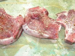 1) Мясо натереть солью, перцем и специями с двух сторон