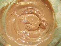 4) Полученную творожно-шоколадную массу смешайте с кофейно-сливочной и выложите в креманки