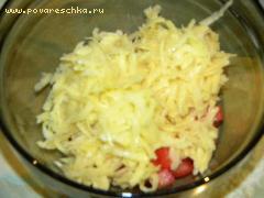 2) Картофель отварить до готовности, натереть на крупной терке, добавить к помидорам