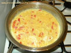 5) В сковороду налить растительное масло, выложить картофель, помидоры, сыр