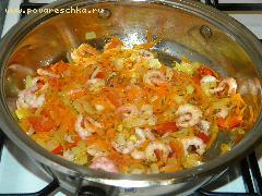 3) Креветки очистить, добавить к луку, перцу и моркови