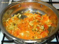 2) Обжарить перец, лук, морковь на подсолнечном масле в течение 5 минут