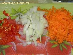 1) Перец, лук, морковь нарезать на тонкие полосочки