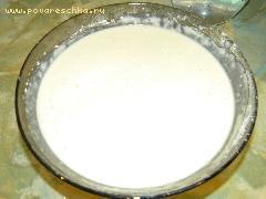 2) Добавить в молоко яйца, хорошо перемешать, добавить просеянную муку, соль и растительное масло