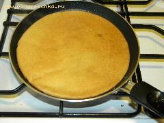 3) Блины выпекать на разогретой сковороде, до золотистой корочки с двух сторон