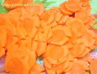 4) Морковь нарезать тонкими кружочками