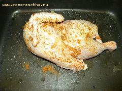1) Курицу вымыть, обсушить, натереть солью, перцем, специями для курицы