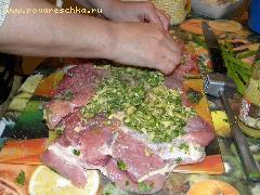 4) Свинину натираем солью и перцем, выкладываем по всей поверхности начинку