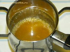 1) Соединим масло с сахаром и корицей, нагреть, добавить ром