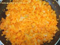 5) Обжарить на растительном масле лук с морковкой