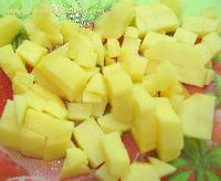 2) Картофель нарезать кубиками