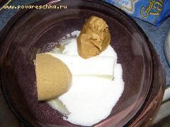 В отдельной миске объединить арахисовое масло, коричневый сахар, сахар и масло 