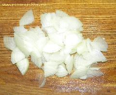 2) Очищенный лук нарезать полукольцами