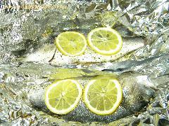 4) На каждую рыбу сверху выложить по 2 ломтика лимона