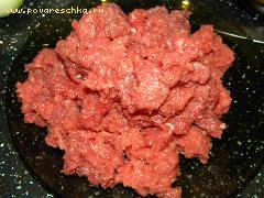 1) Говядину прокрутить через мясорубку, добавить соль и перец, хорошо перемешать