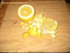 Добавляем мелко нарезанный один лимон, провариваем 15 минут на слабом огне и оставляем для настаивания на 1 час