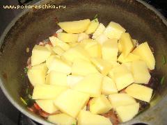 Нарезаем картофель и обжариваем  до золотистого колера на растительном масле