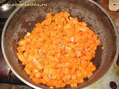 Морковь нарезаем кубиками и обжариваем до золотистого колера