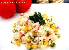 3) В салатницу положить яйца, крабовые палочки, рис, кукурузу