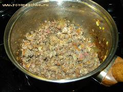 3) Фарш обжарить в сотейнике (7 минут), добавить сельдерей, лук и морковь