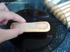 4) Бисквитные палочки окунуть в холодный кофе