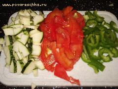 2) Перец, кабачок и помидор вымыть, очистить и нарезать небольшими кусочками